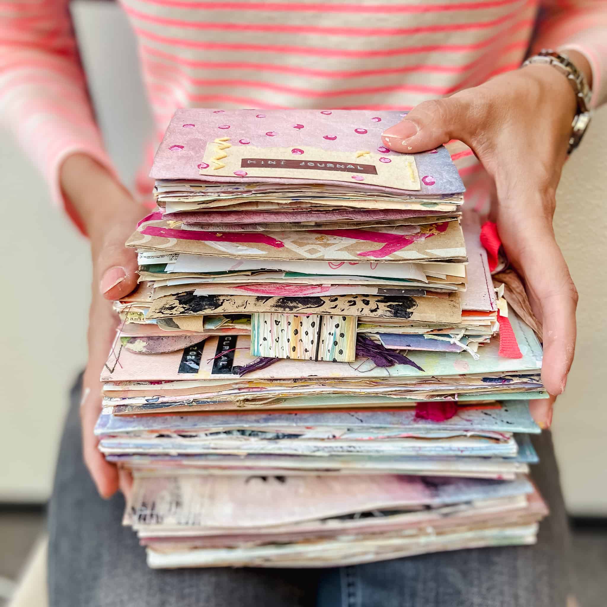 Workshop Teilnehmerin beim anfertigen von Collagenpapieren für ihr Art Journal im Mara Kreativstudio