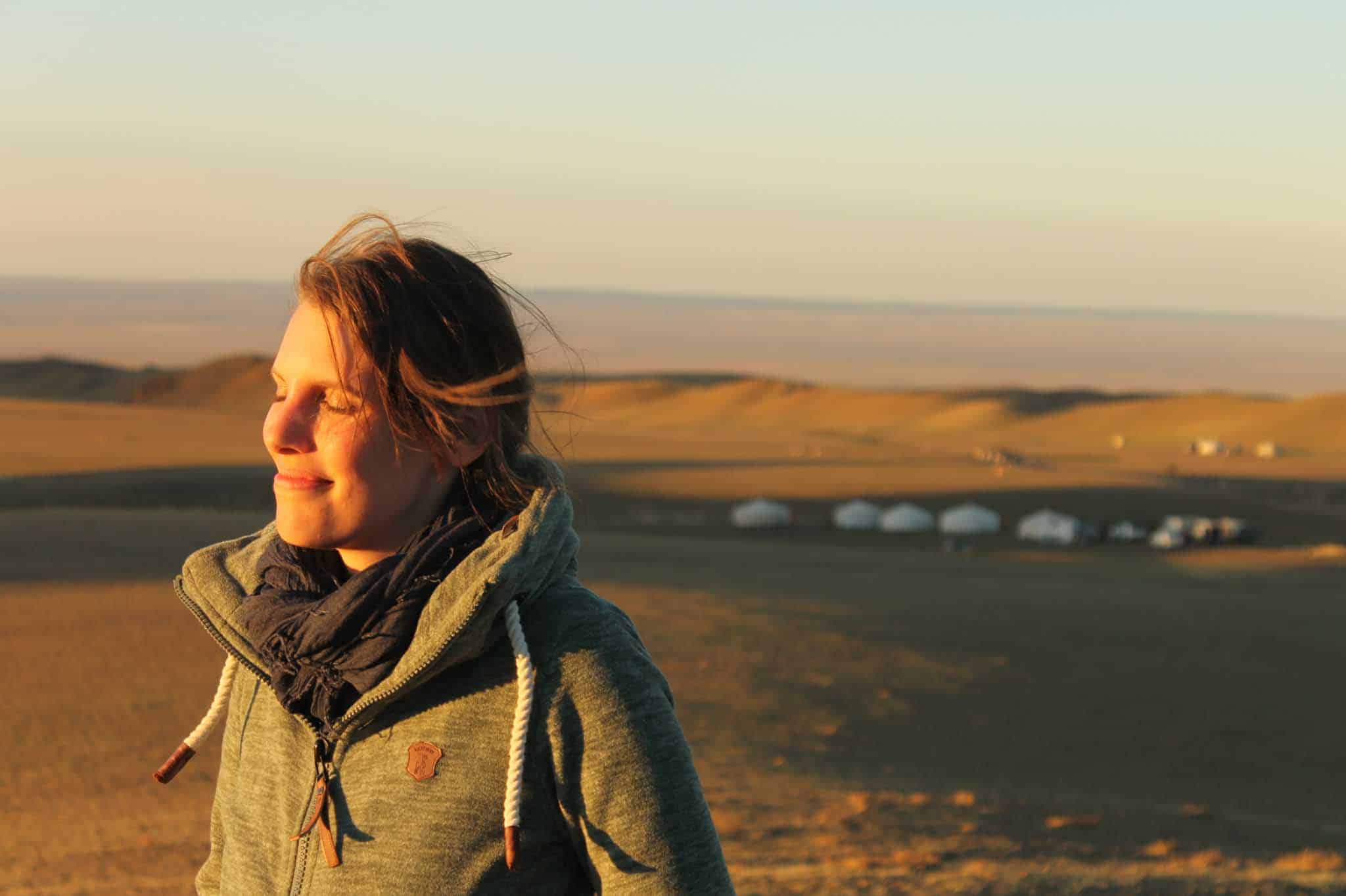 Portrait Tamara Egem im Abendlicht der Wüste Gobi in der Mongolei