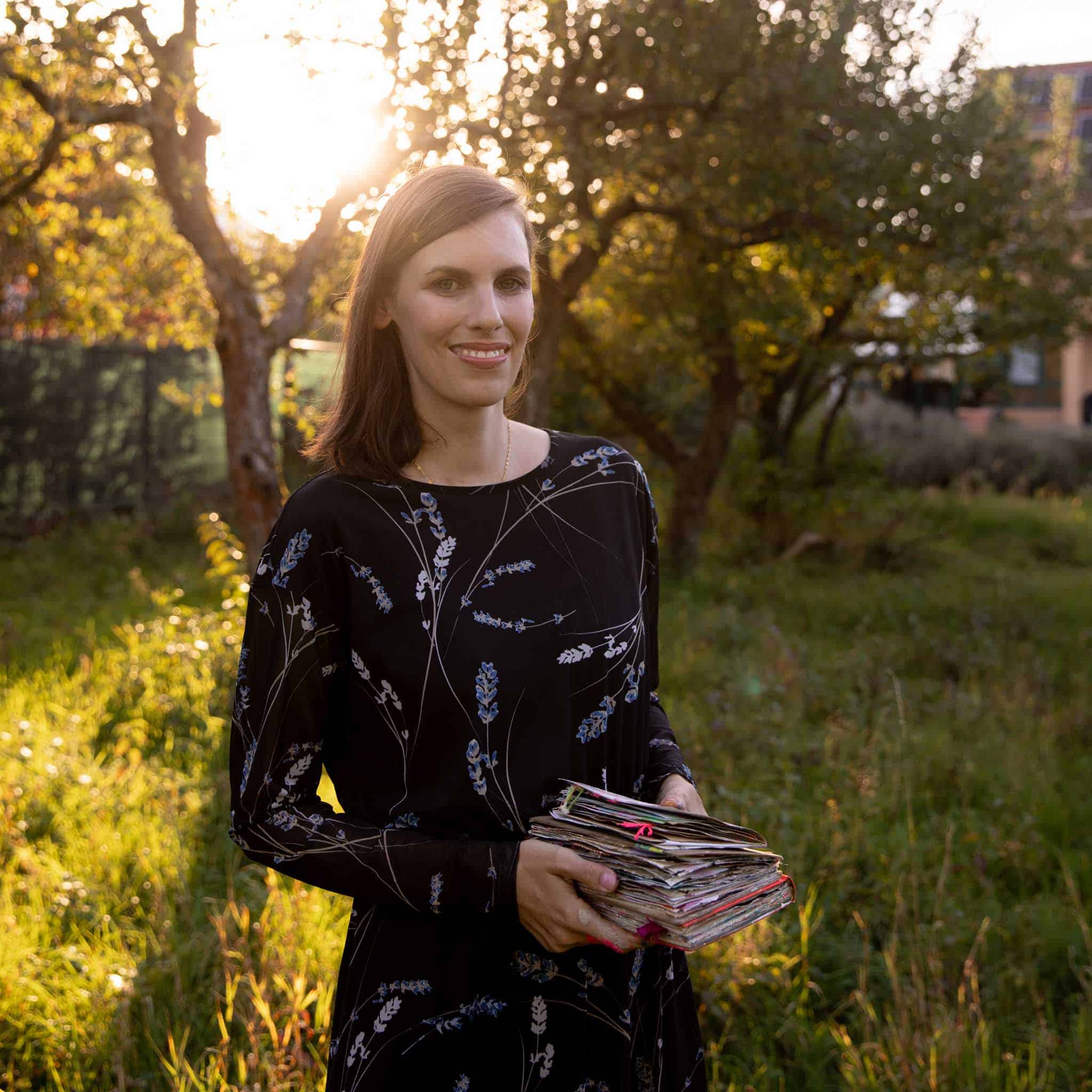 Portrait Garten Tamara Egem Portrait von Tamara Egem im Garten mit Art Journals in der Hand