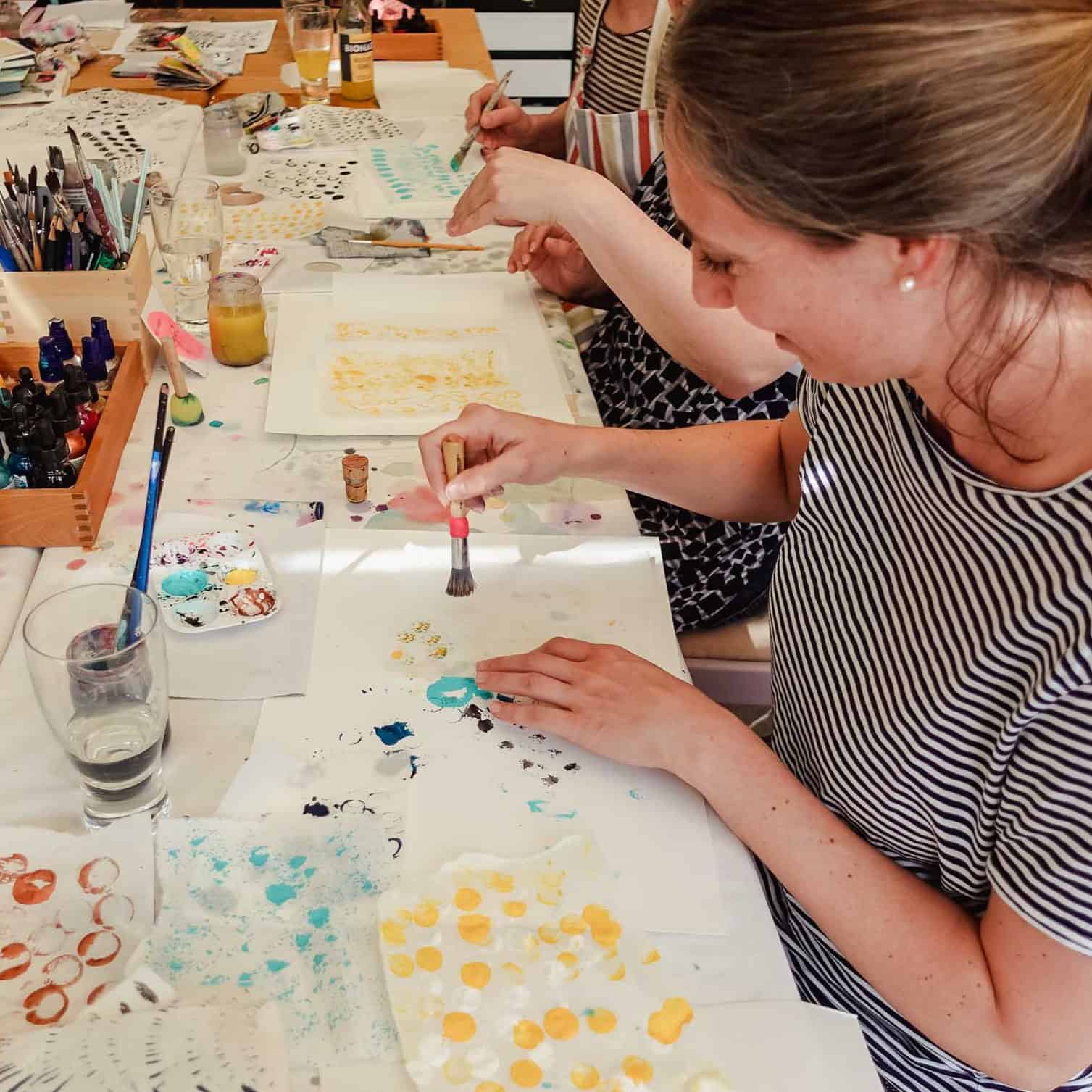 Workshop Teilnehmerin beim anfertigen von Collagenpapieren für ihr Art Journal im Mara Kreativstudio