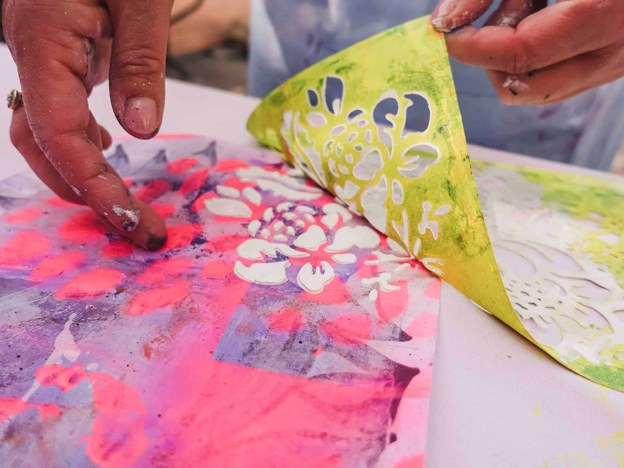 Floraler Druck mit Modelliermasse beim Art Journal Workshop