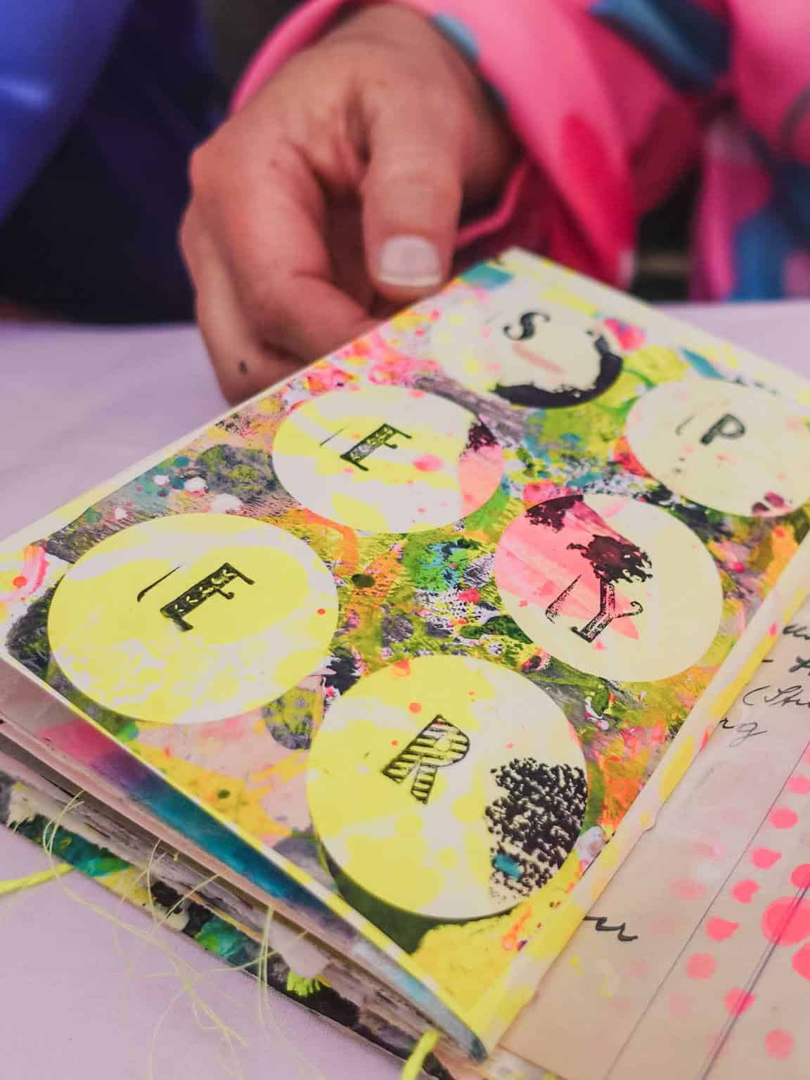 Art Journal Seite mit gestempeltem Schriftzug "Speyer" beim Art Journal Wochenende im Mara Kreativstudio