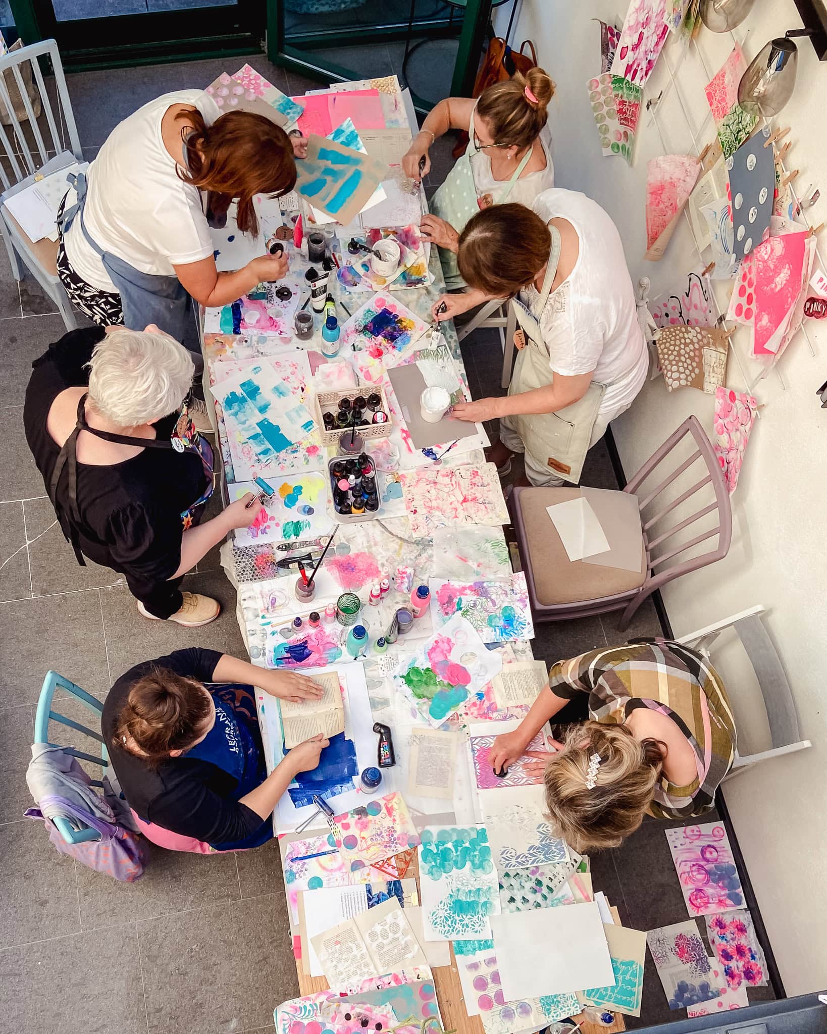Teilnehmerinnen beim Workshop am Maltisch im Mara Kreativstudio