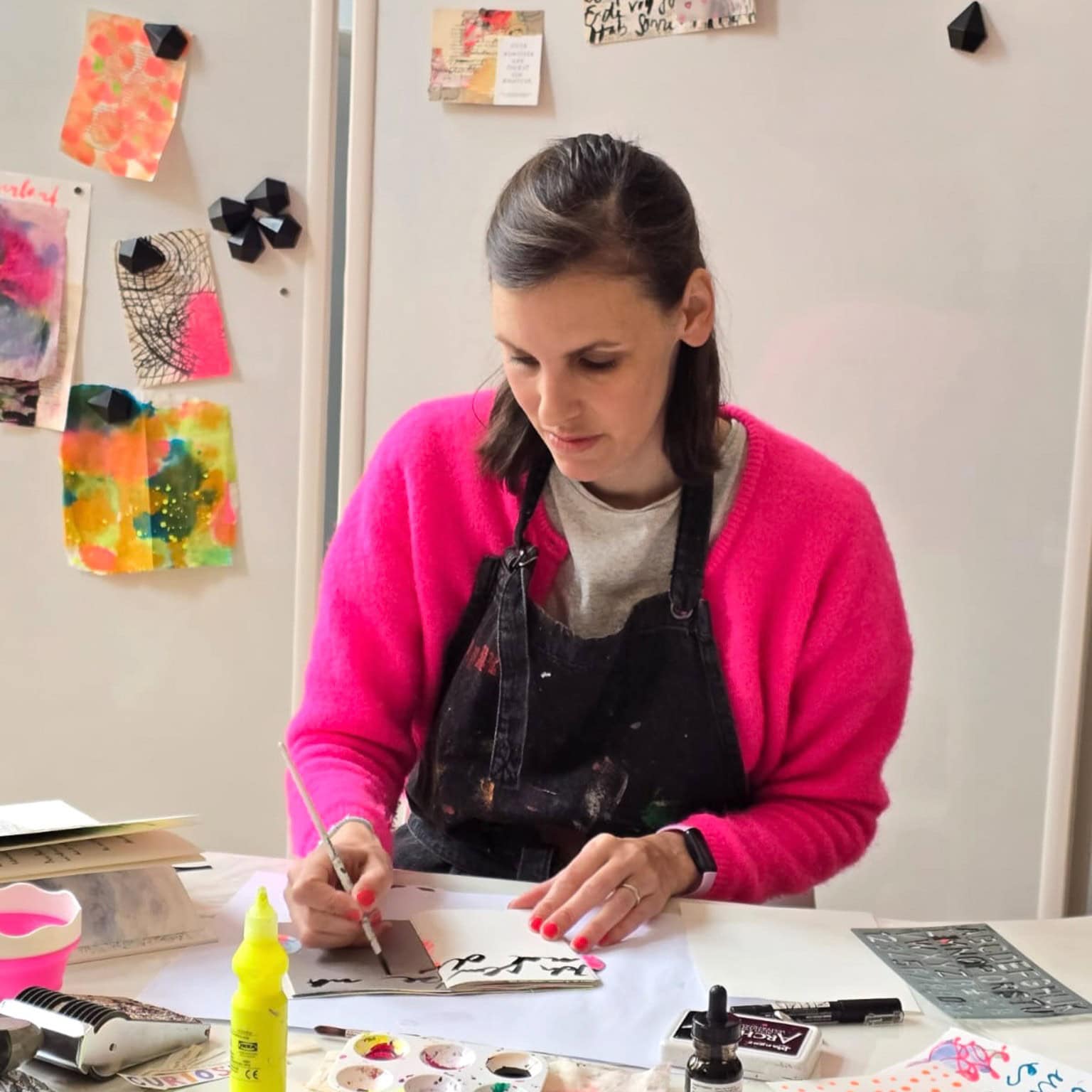 Workshop Teilnehmerin beim anfertigen von Collagenpapieren für ihr Art Journal im Mara Kreativstudio